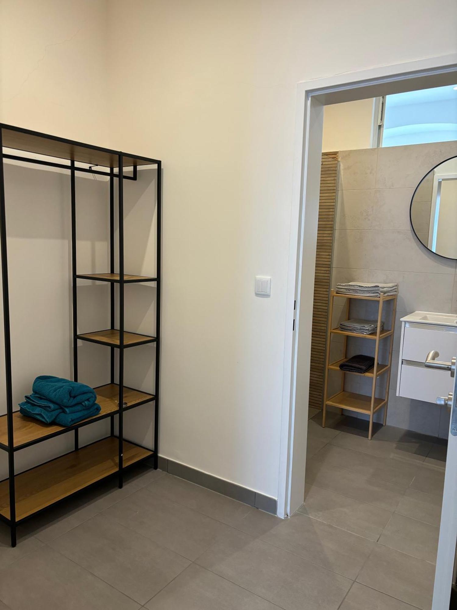 Traumhafte Wohnung Fuer 3, Grosszuegig, Walk In Dusche เวียนนา ภายนอก รูปภาพ